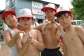 「ニジマスのつかみ取りに挑戦」の画像