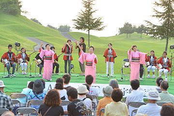 「与板民謡たちばな会が踊りと演奏を披露」の画像