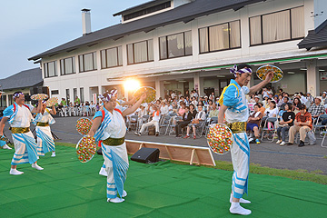 「和南津花笠甚句保存会が踊りを披露」の画像