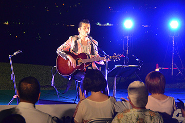 「宇崎さんの歌声とギターが響き渡ります」の画像