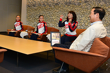 「コーチの上杉栄美さんと一緒に森市長を訪れました」の画像