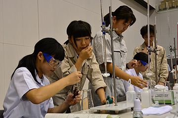 「長岡工業高校の化学実験」の画像