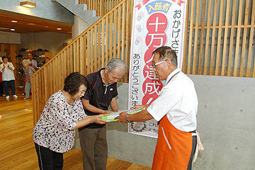 「棚村センター長が記念品を贈呈」の画像