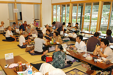 「大広間は今日も大勢のお客さんでにぎわっています」の画像