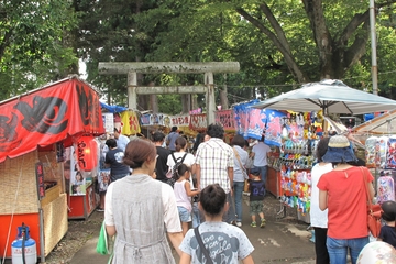 「たくさんの屋台が軒を並べる祭り場」の画像