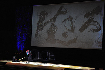 「柳澤さんが「生きる」の文字を揮毫」の画像