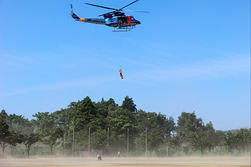 「県警航空隊ヘリコプターによる救助訓練」の画像