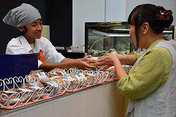 「接客・介護班の生徒がりらんで販売実習を行いました」の画像