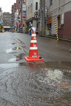 「パイプ本管内のさびや砂などを取り除きます」の画像