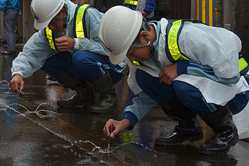 「各ノズルの詰まりを取り除き、散水飛距離を調整」の画像