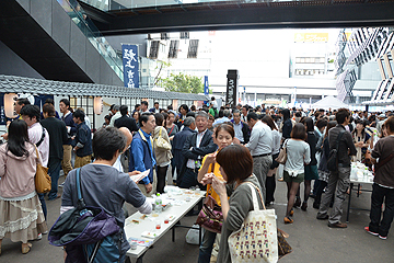 「会場内は日本酒の甘い香りに包まれていました」の画像