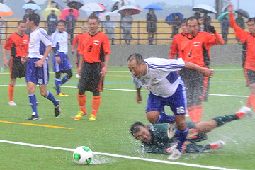 「親善試合で先制点を決めた前田治さん」の画像