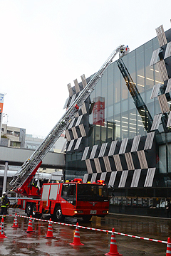 「消防のはしご車で救出する訓練」の画像