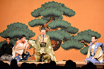 「野村万作さんは狂言「萩大名」を熱演」の画像