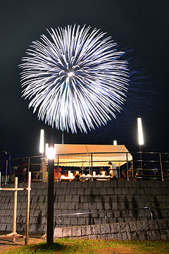 「３発の花火が市民有志の発案で打ち上がりました」の画像