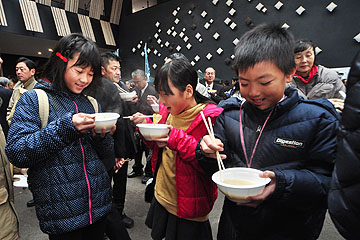 「新年を祝う食の振る舞い」の画像