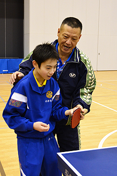 「「素早く、力強く」。子どもたちへ直接指導も」の画像