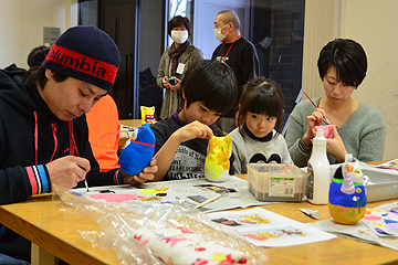 「白い張り子に自由に模様を描いていきます」の画像