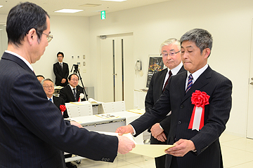 「認定証を贈呈された代表の増間栄久雄さん」の画像