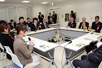 「長岡造形大学の学生も交えての意見交換会」の画像