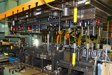 「工場内の大型プレス機械」の画像