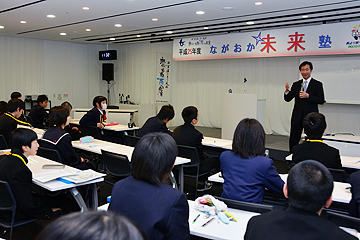 「東京大学宇宙線研究所所長の梶田隆章さん」の画像