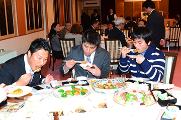「参加者はおいしい料理を堪能」の画像
