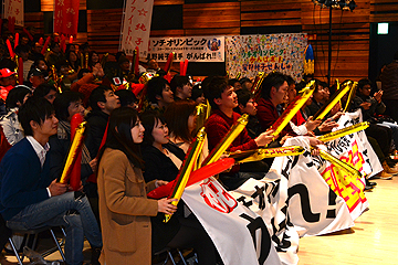 「アオーレ長岡に集まった約250人で声援」の画像