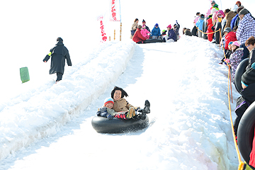 「大人気のジャンボスノー滑り台」の画像