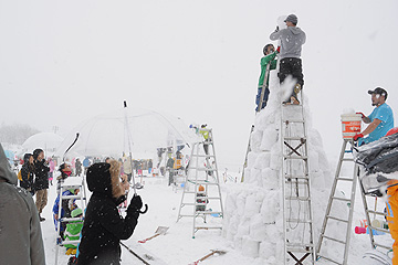 「メーンイベントの雪積み合戦」の画像