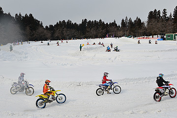 「起伏の激しい全長約600ｍのコースに挑みます」の画像