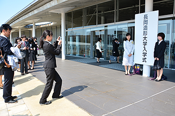 「長岡造形大学初めての入学式」の画像