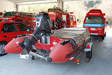 「水難支援車とボートトレーラーを１台ずつ配備」の画像