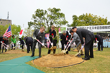 「「日米友好ハナミズキ記念植樹式典」を開催」の画像