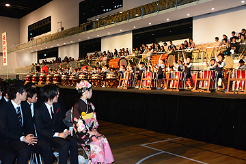 「長生保育園の園児が元気いっぱいに太鼓を演奏」の画像