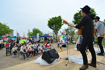 「野外ライブやマジックショーなども」の画像
