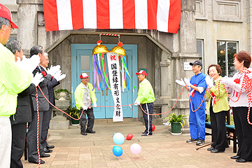 「くす玉が開くと会場からは大きな拍手が」の画像