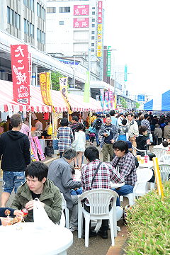 「おいしそうな香りが漂う飲食コーナー」の画像