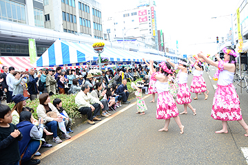 「特設ステージでは観客を楽しませてくれました」の画像