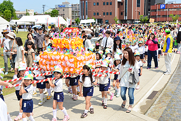 「保育園・幼稚園児が公園内をパレード」の画像