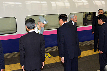 「森市長、丸山市議会議長らがお出迎え」の画像