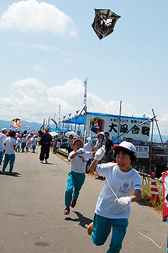 「自分たちで作った凧を大空高く揚げました」の画像