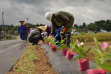 「打ち付ける雨の中、作業を開始」の画像