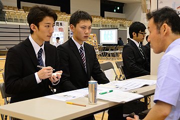 「熱心に質問をする学生の姿が見られました」の画像