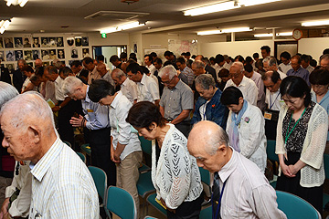 「開会に先立ち、亡くなられた方々へ黙とうをささげます。」の画像