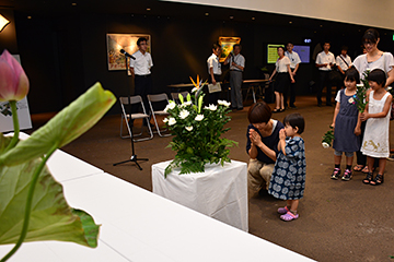 「市民献花台「鎮魂たむけの花」」の画像