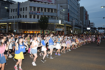 「「恋するフォーチュンクッキー」の振り付けを踊るイベントも」の画像