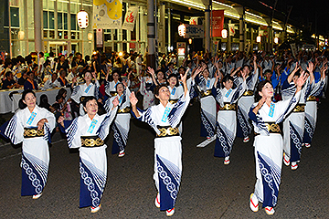 「約4,900人の踊り手が参加した大民踊流し」の画像