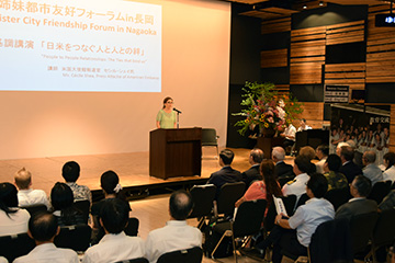 「米国大使館のセシル・シェイ報道官」の画像