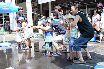 「水鉄砲で的を狙って」の画像